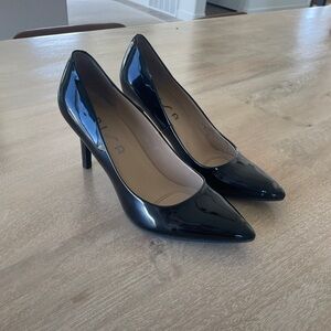 Unisa pointed toe black pump